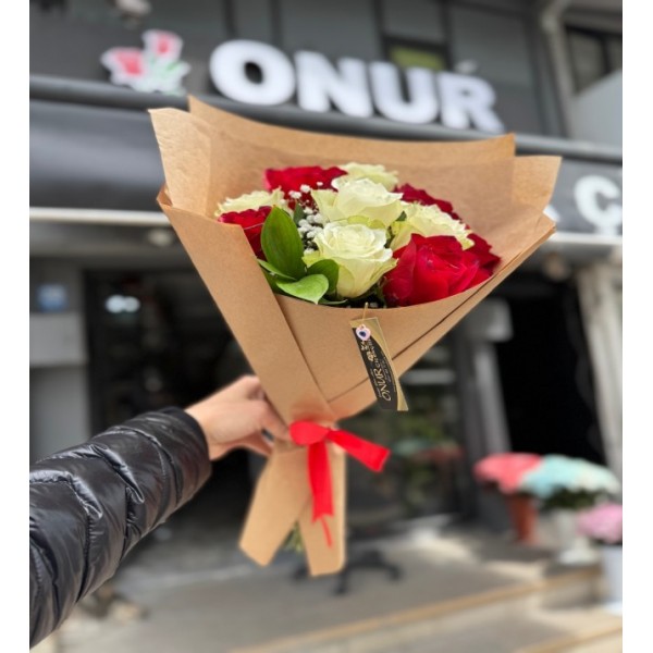 10 Adet Kırmızı Beyaz Gül Buketi